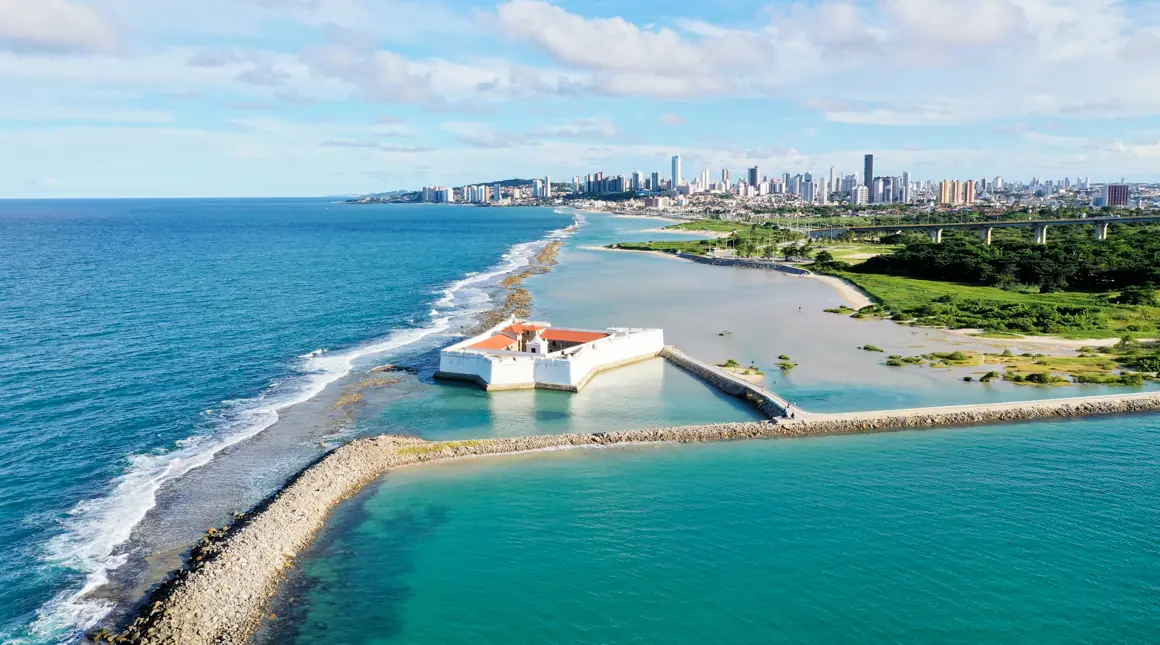 Forte dos Reis Magos, com a cidade de Natal ao fundo